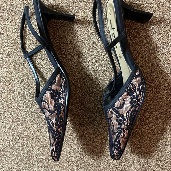 Fiona Gorgeous Gold shoes covered in black lace. Size 9 - Picture 3 of 8